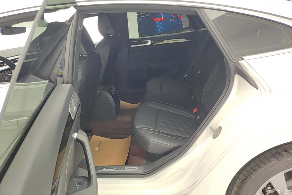 Volkswagen CC, 2026 11