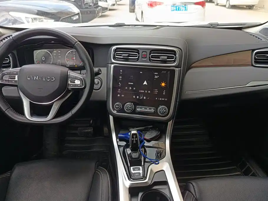Lynk & Co 01