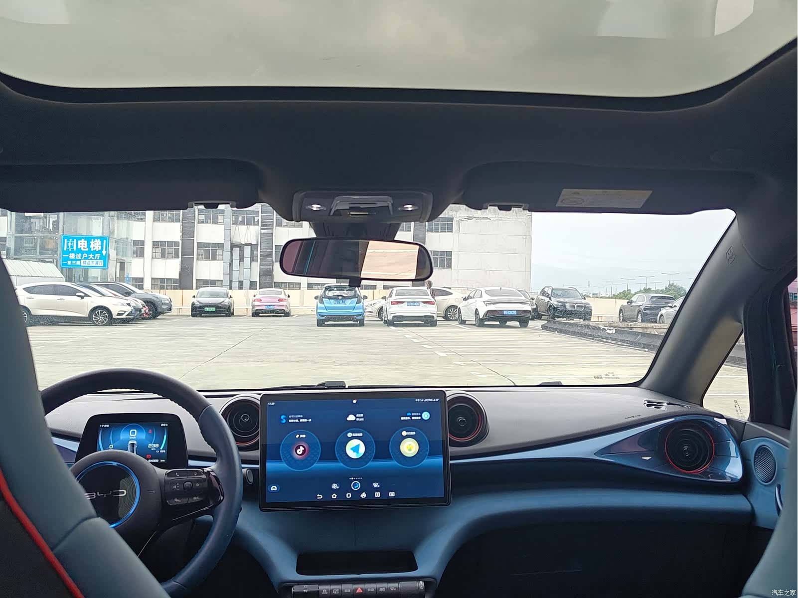 BYD Dolphin, 2022 13