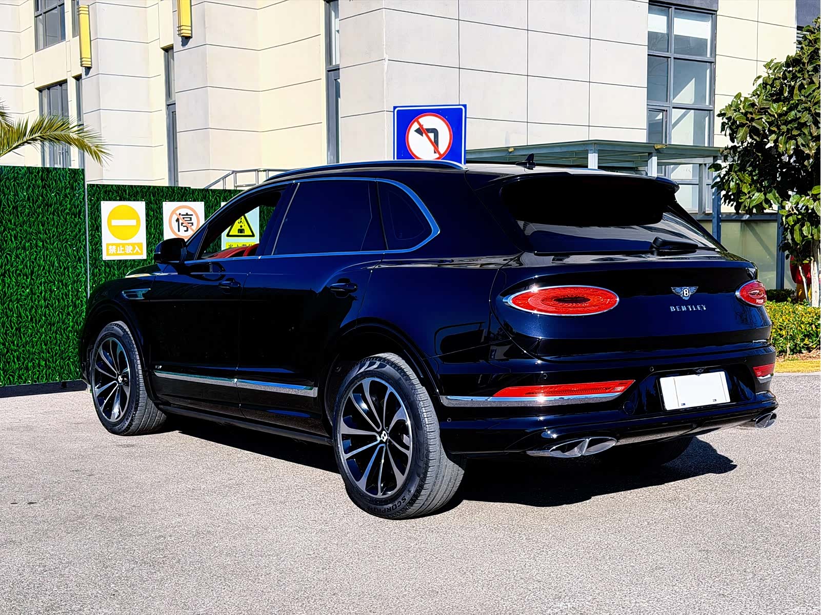 Bentley Bentayga, 2021 12