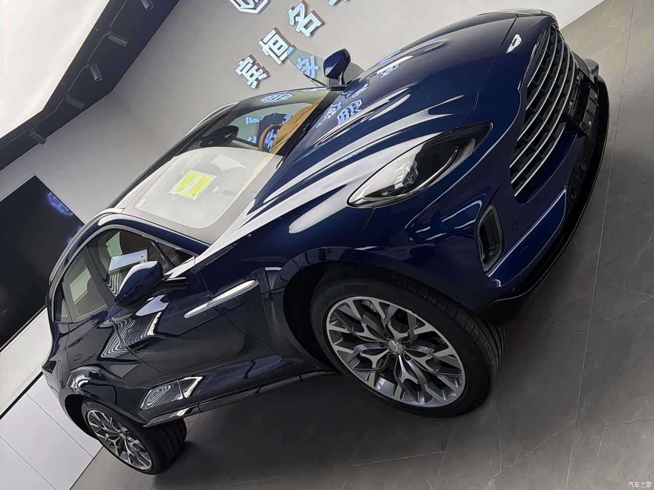 Aston Martin DBX, 1900 2