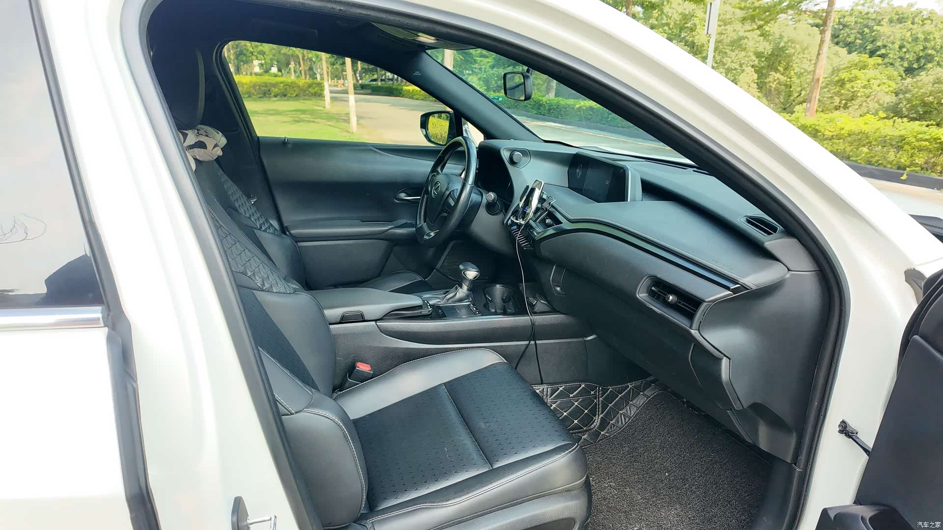 Lexus UX, 2019 23