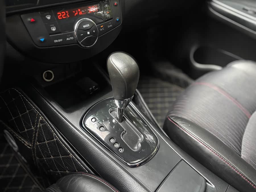 Nissan Tiida 2012, фото 19