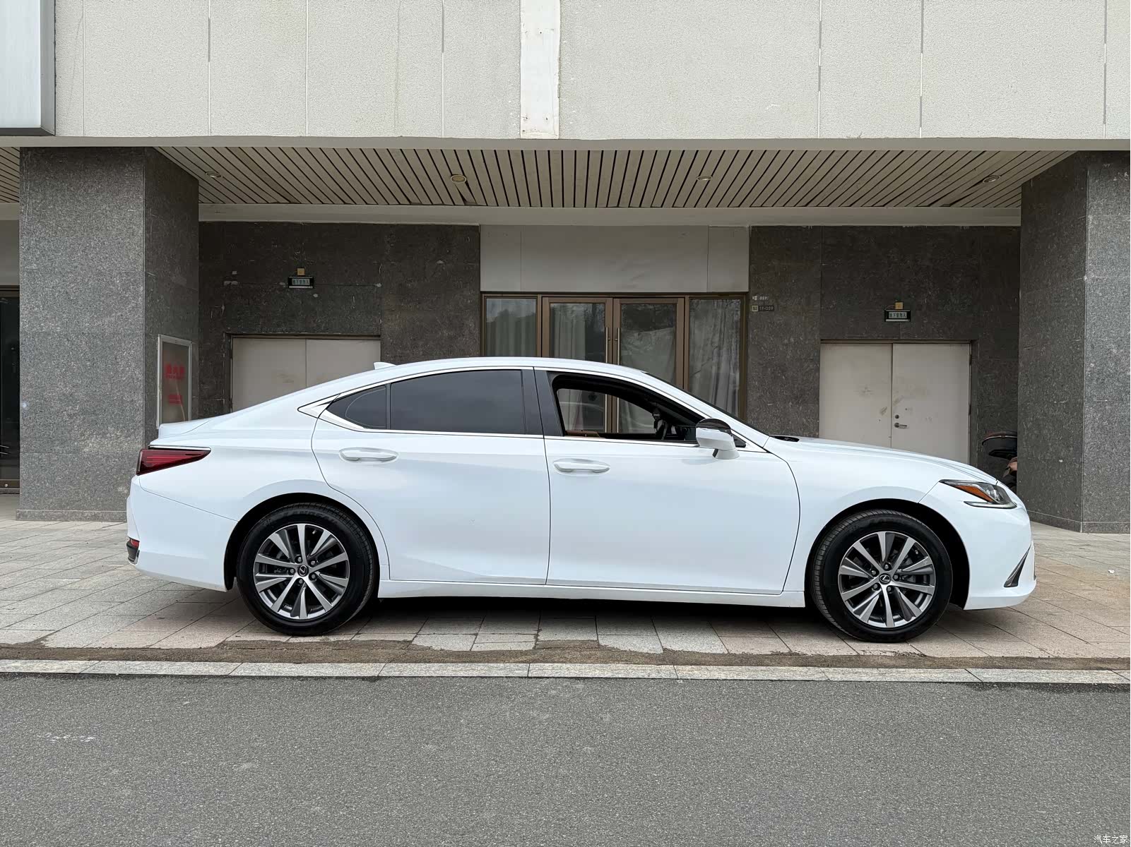 Lexus ES, 2019 все фото