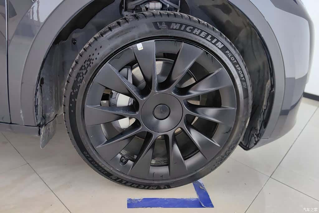 Tesla Model Y, 2024 6