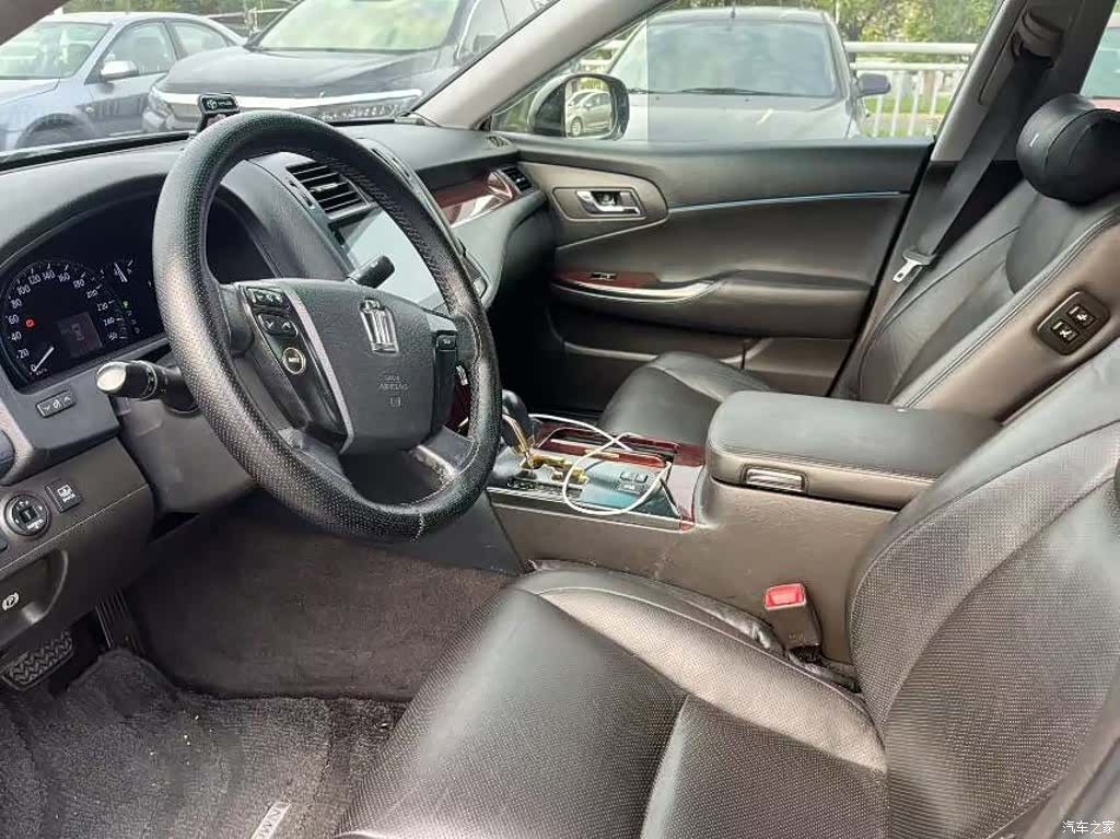 Toyota Crown, 2012 4