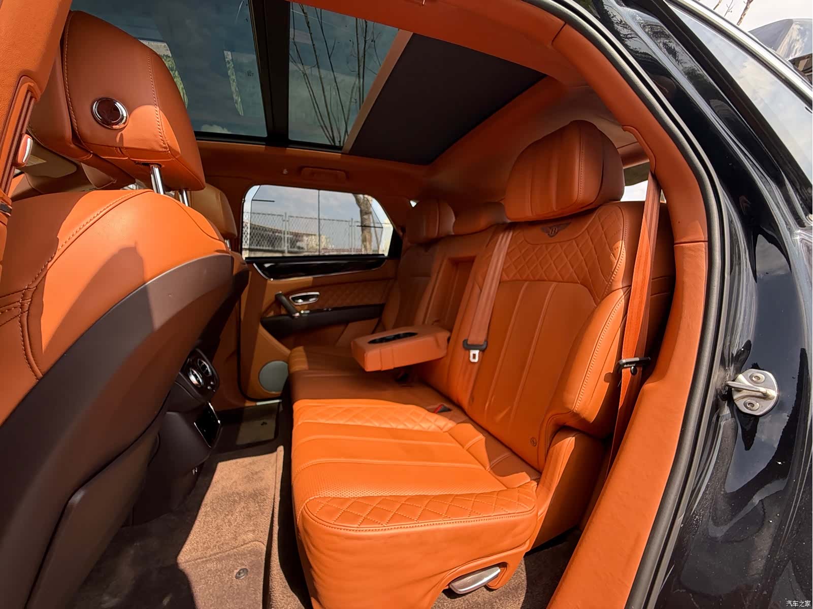 Bentley Bentayga, 2016 10