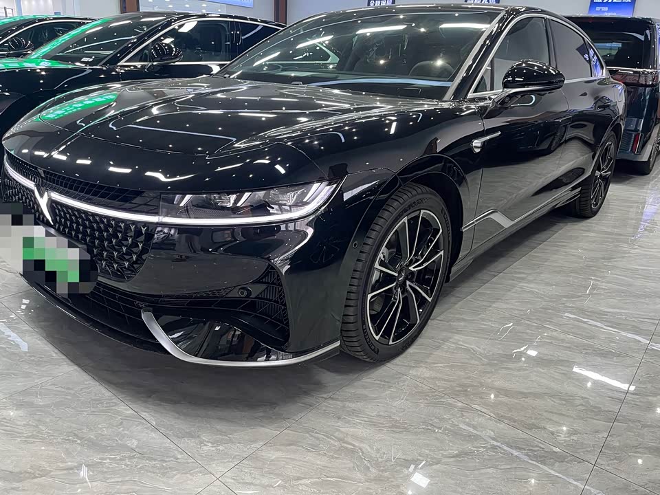 VOYAH Lantu chasing light