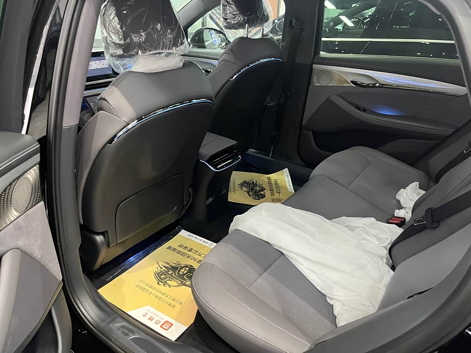 VOYAH Lantu chasing light