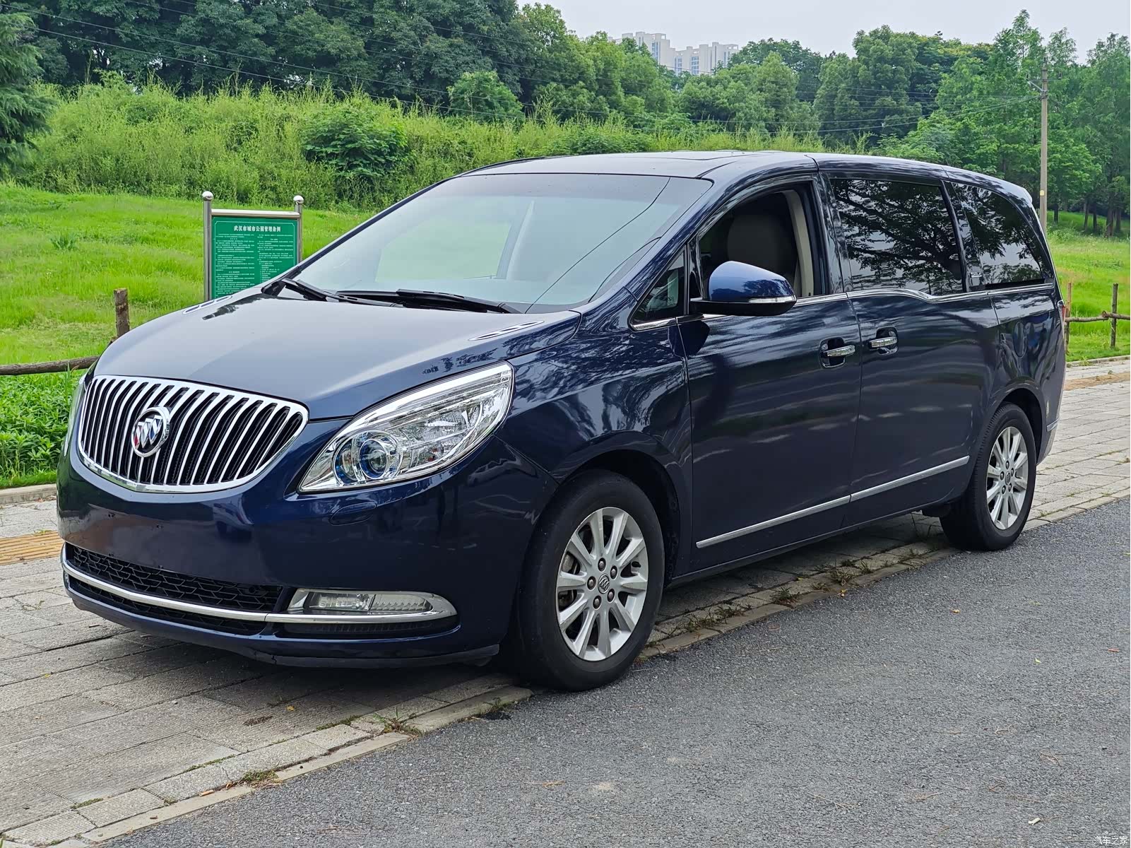 Buick GL8, 2011 1