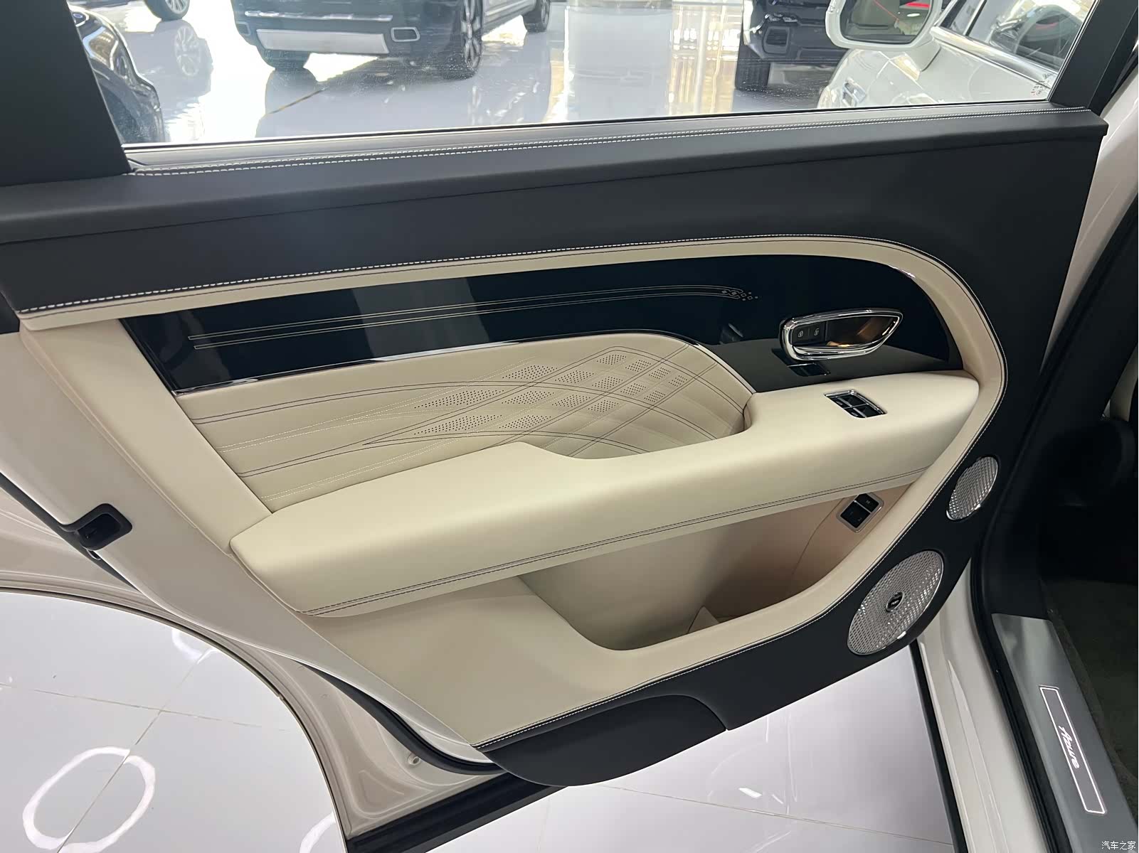 Bentley Bentayga, 2024 16