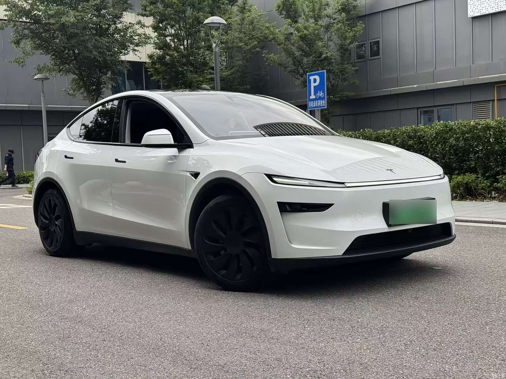 Tesla Model Y, 2025 3
