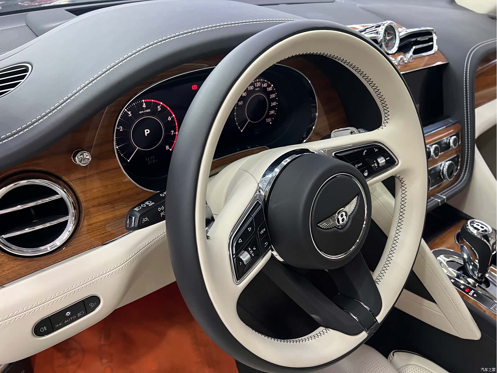 Bentley Bentayga, 2024 9
