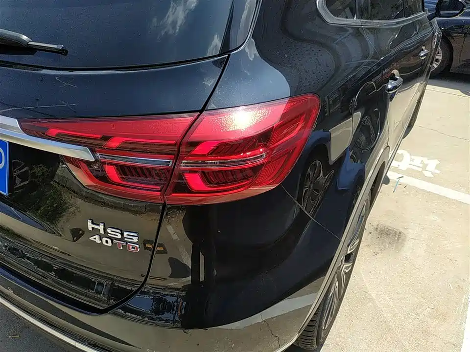Hongqi HS5