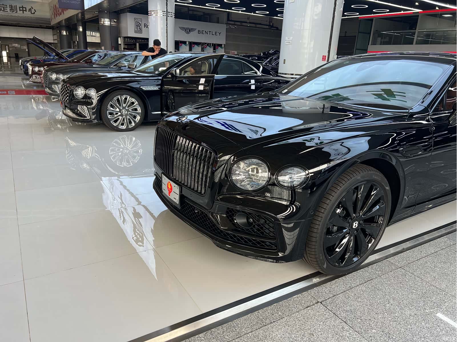 Bentley Flying Spur, 1900 2