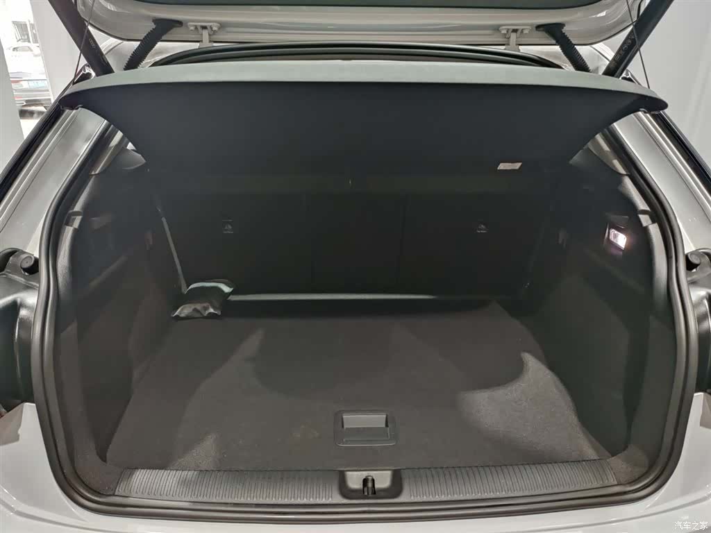 Audi Q2L, 2024 9