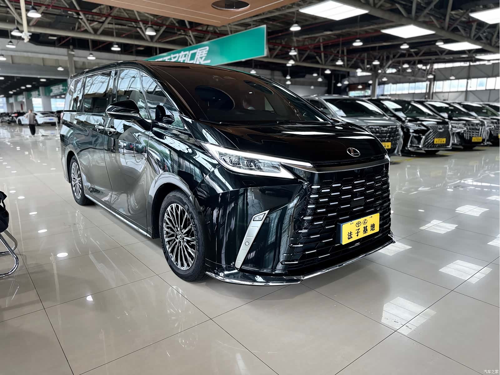Lexus LM, 2024 3