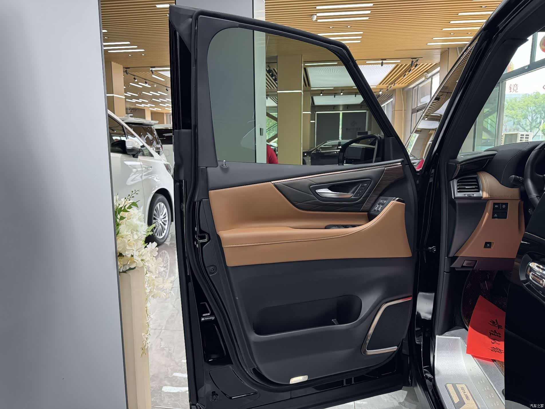 Toyota Alphard, 2025 10