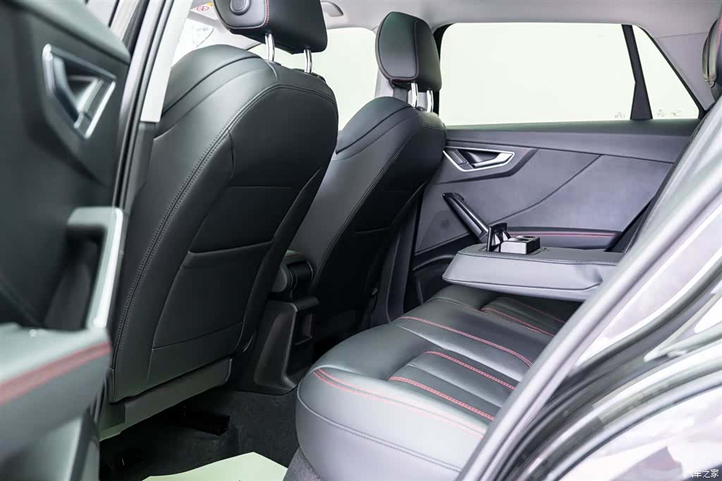 Audi Q2L, 2025 7