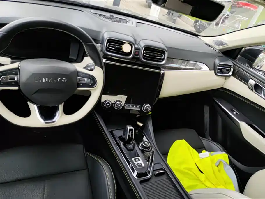 Lynk & Co 02