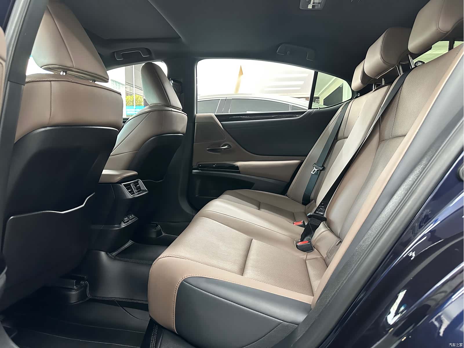 Lexus ES, 2023 13
