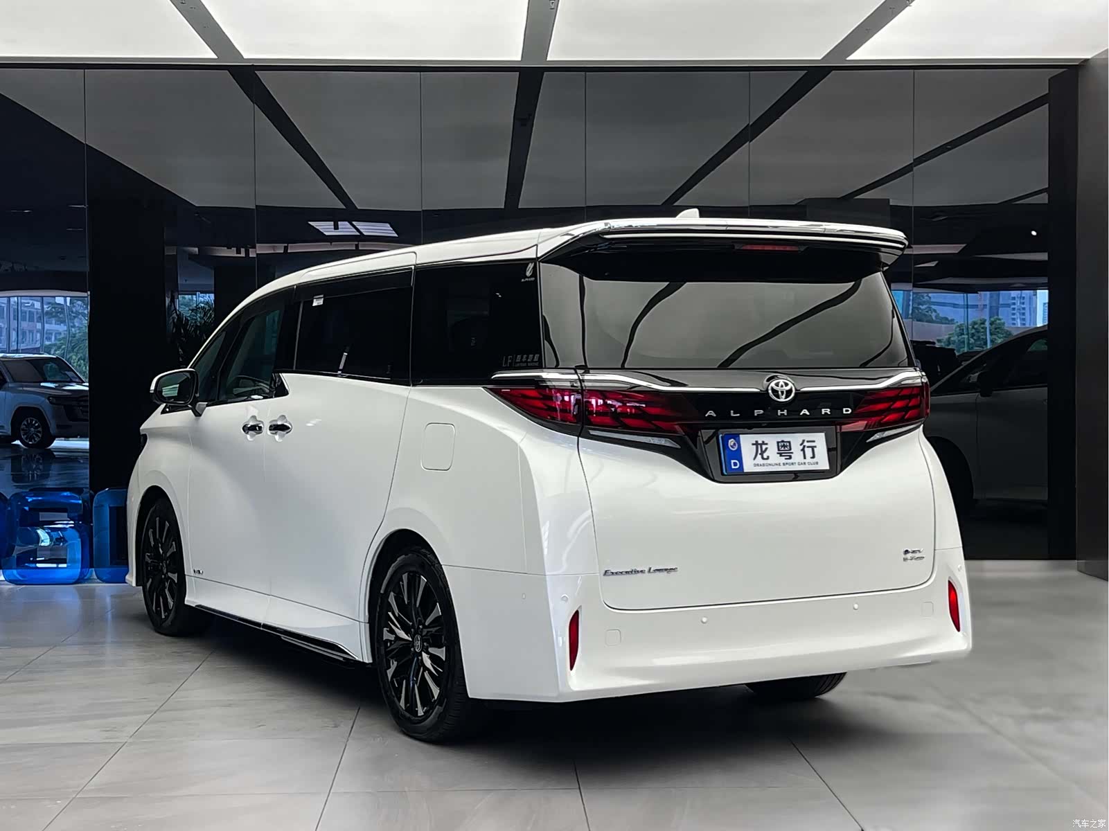 Toyota Alphard, 2024 4