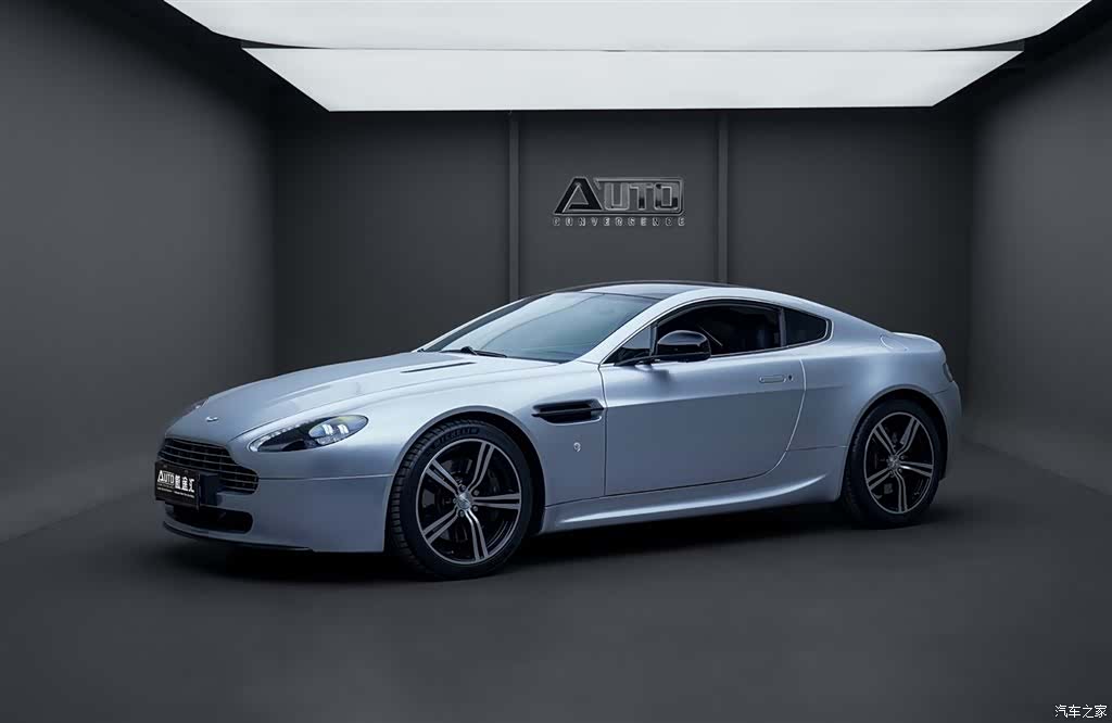 Aston Martin Vantage, 2011 1