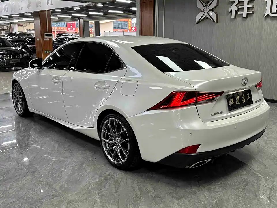 Lexus IS
