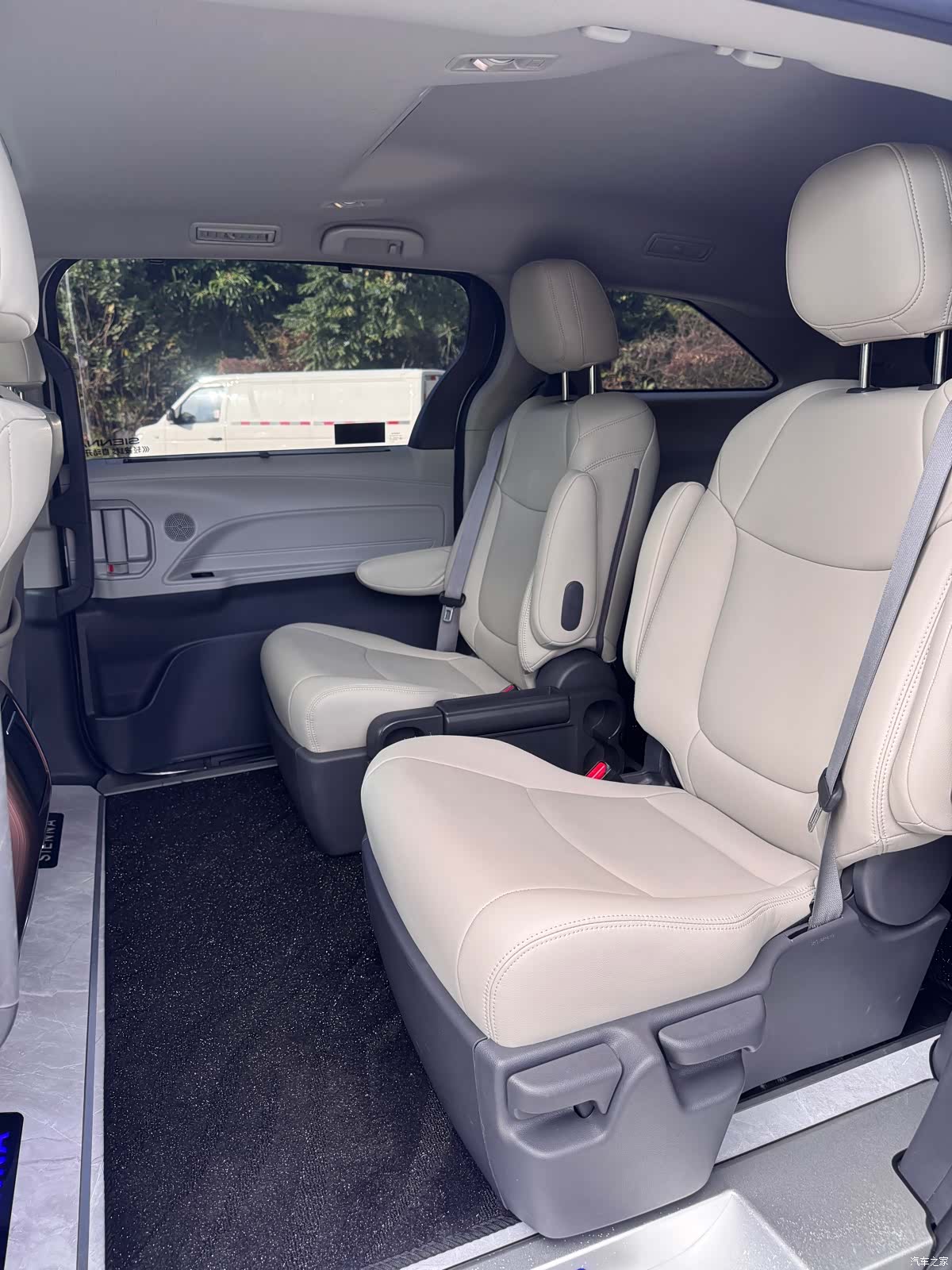 Toyota Sienna, 2023 все фото