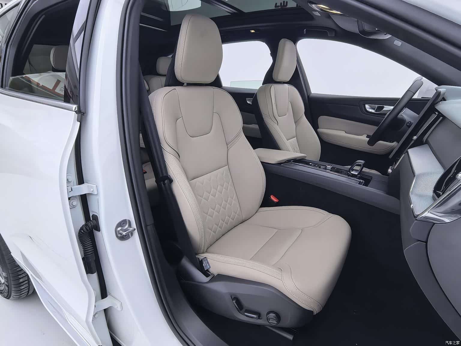 Volvo XC60, 2025 10