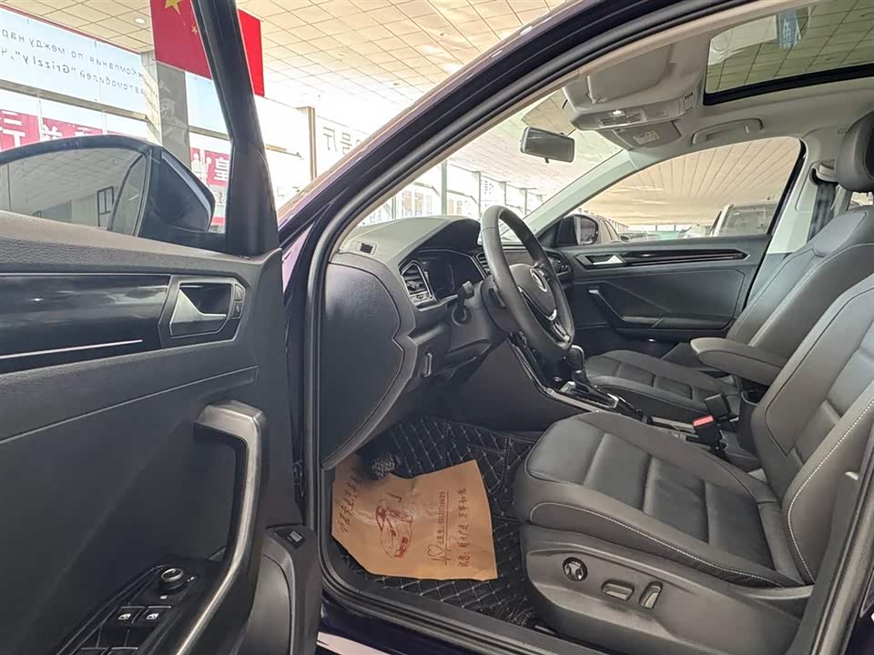 Volkswagen T-ROC exploring Songs