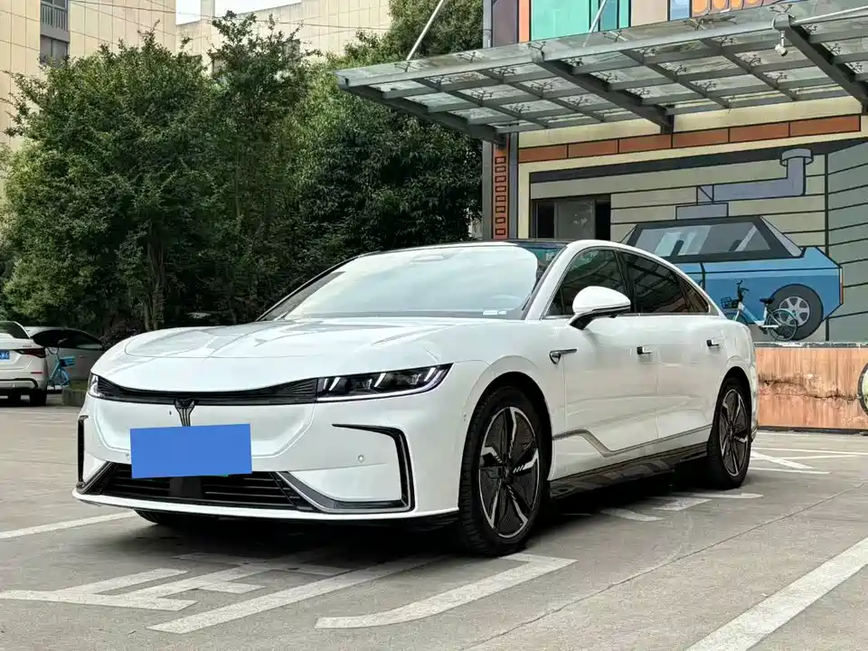 VOYAH Lantu chasing light