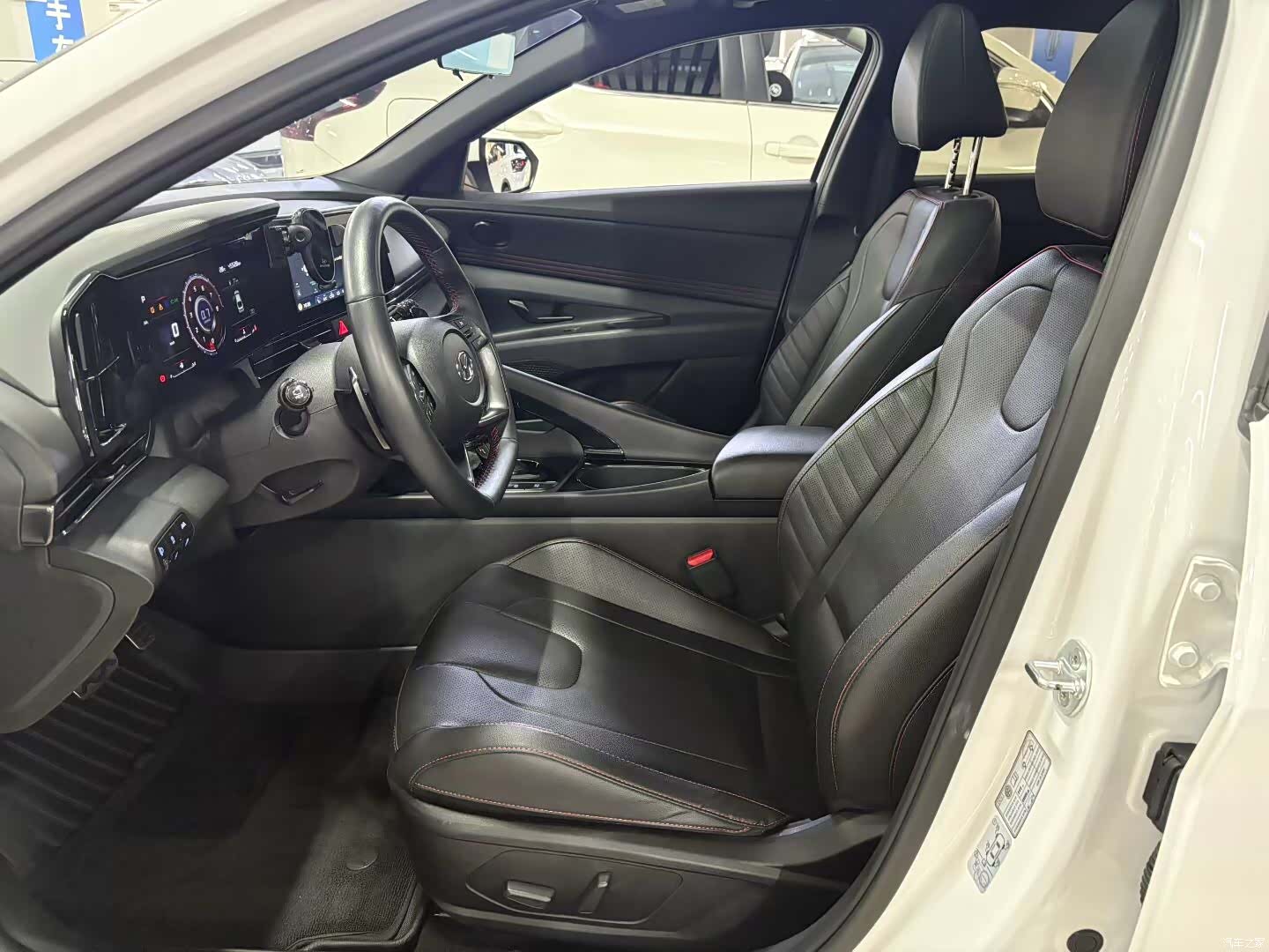 Hyundai Elantra, 2023 все фото