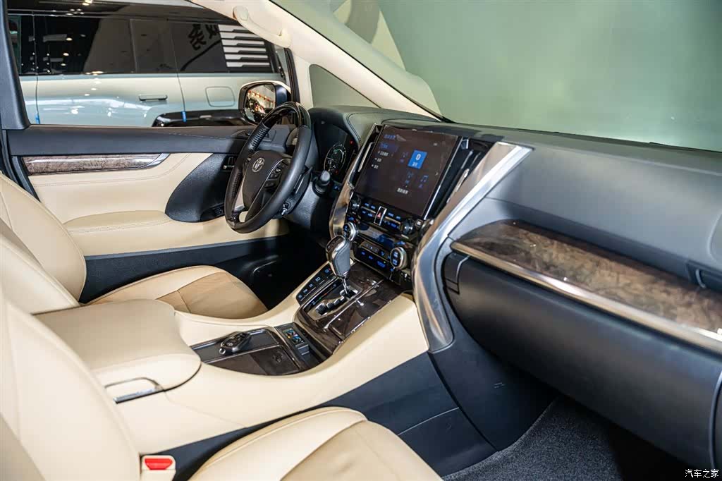 Toyota Vellfire, 2023 10