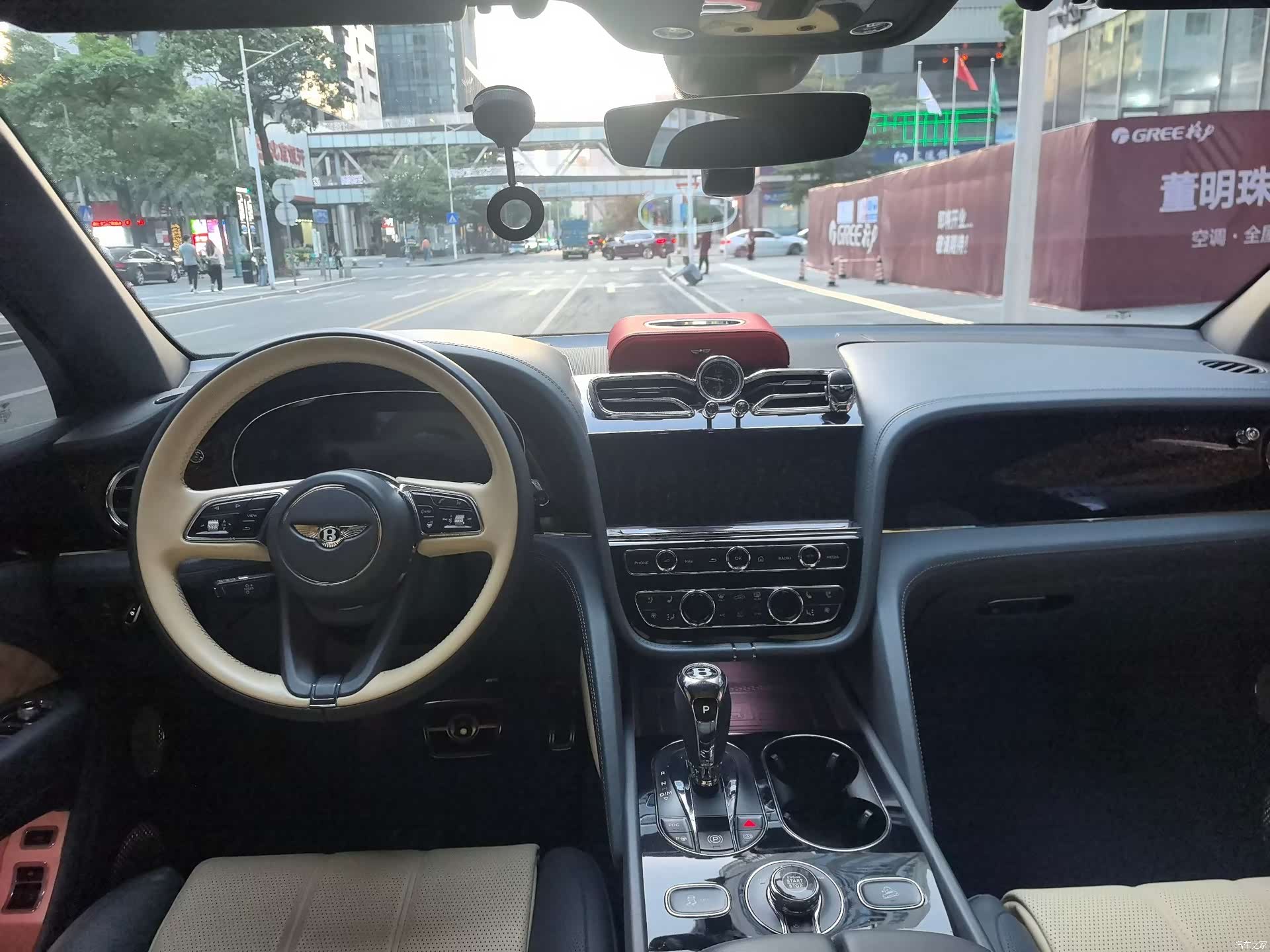 Bentley Bentayga, 2022 10