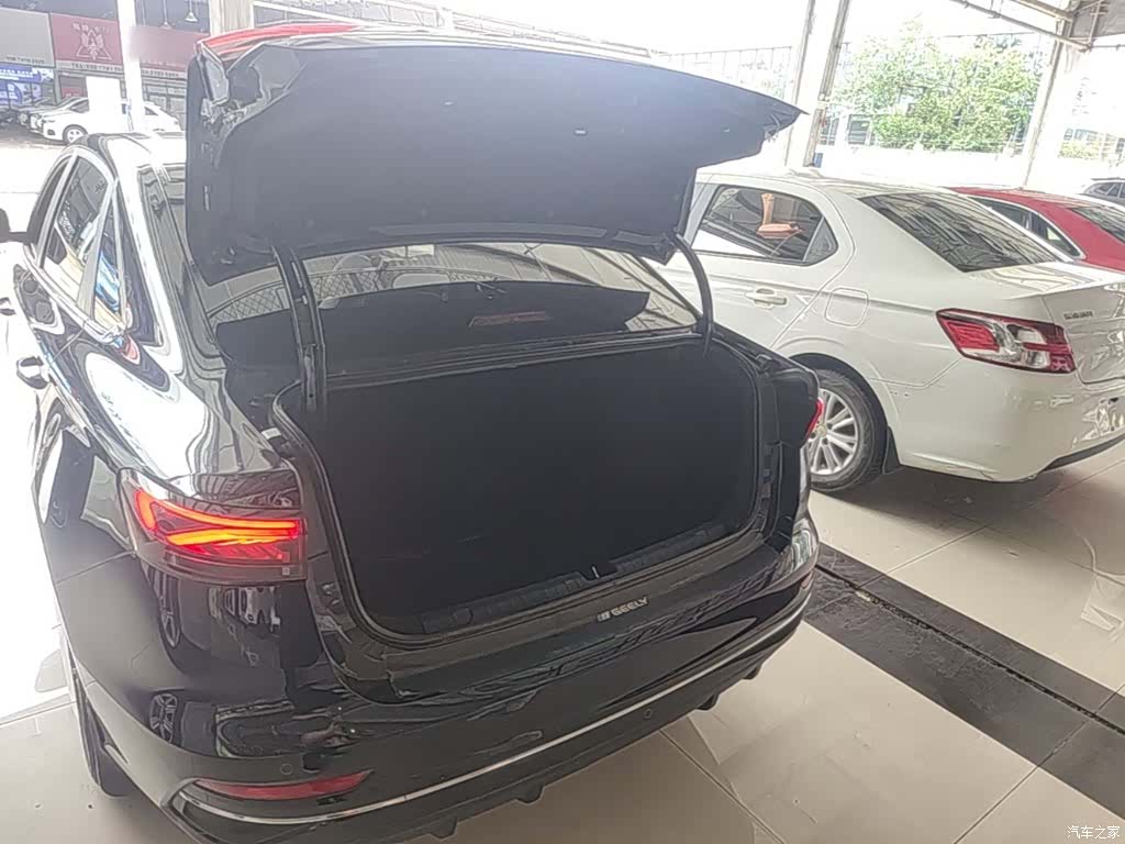 Geely Emgrand, 2023 15