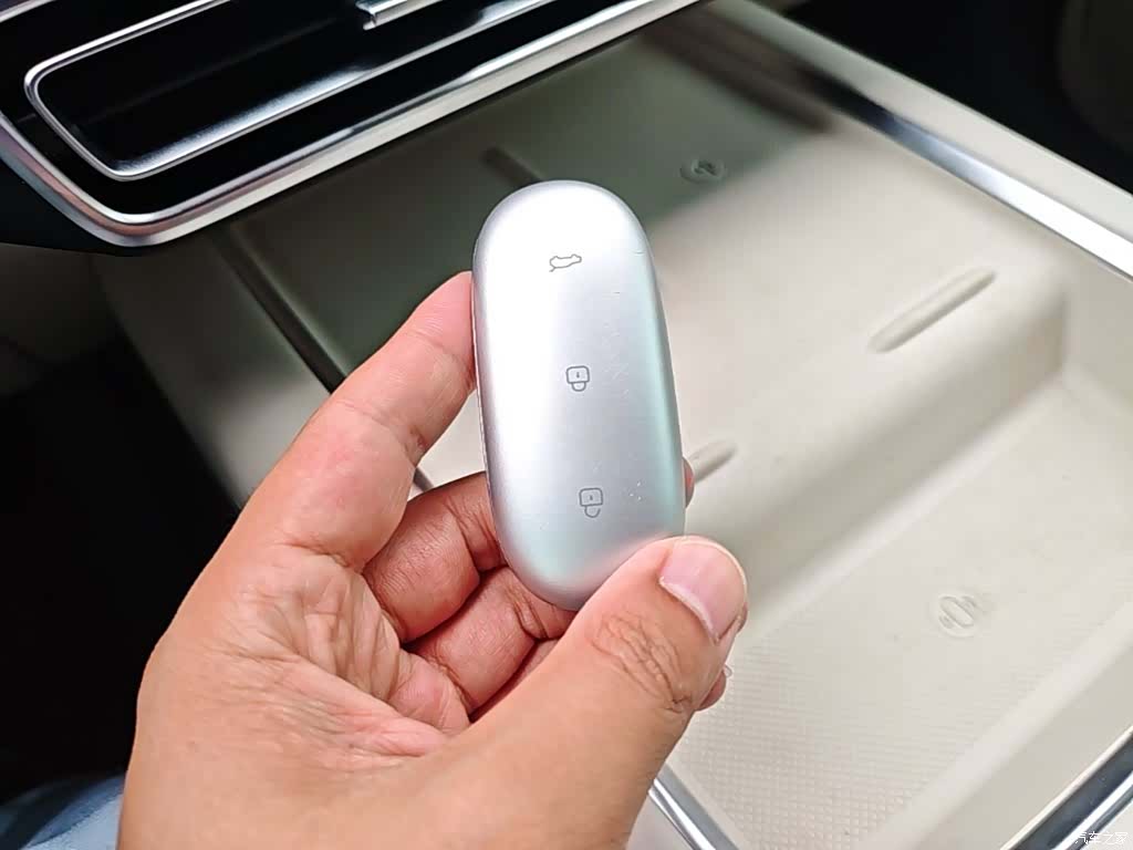 Li Auto MEGA, 2024 9