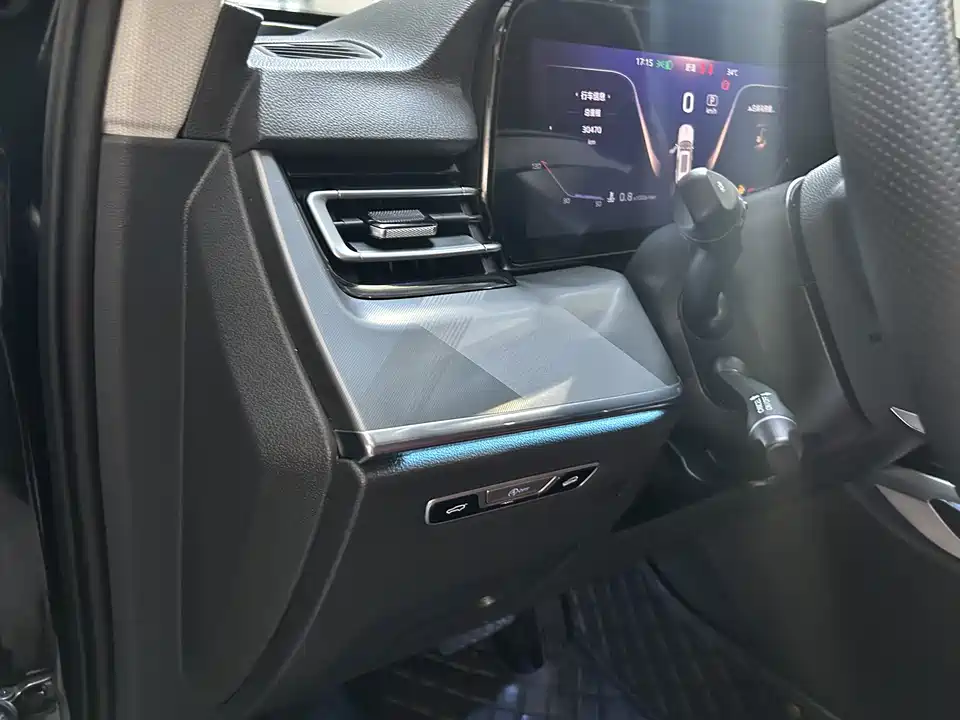 Hongqi HS5