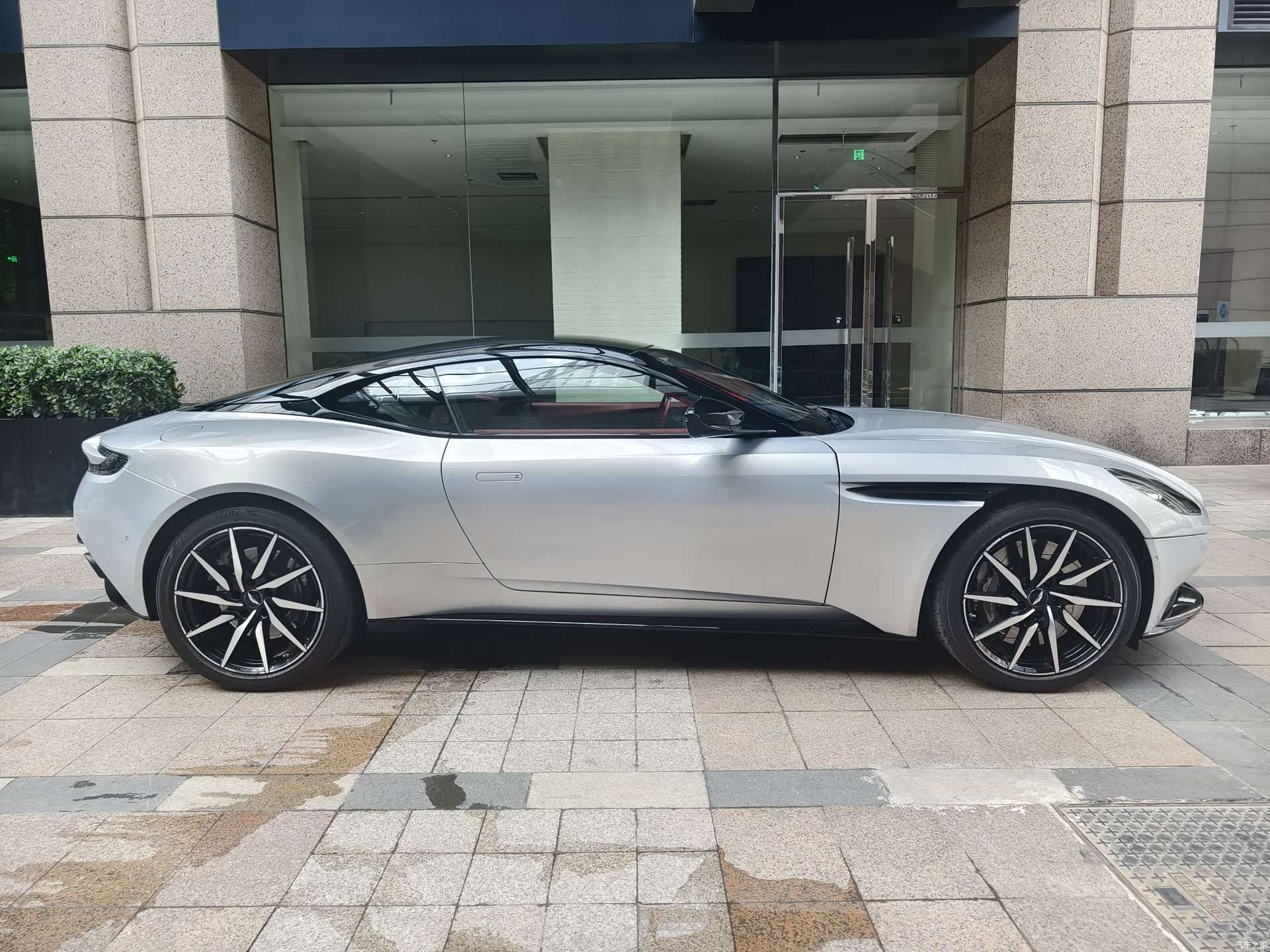 Aston Martin DB11, 2022 4