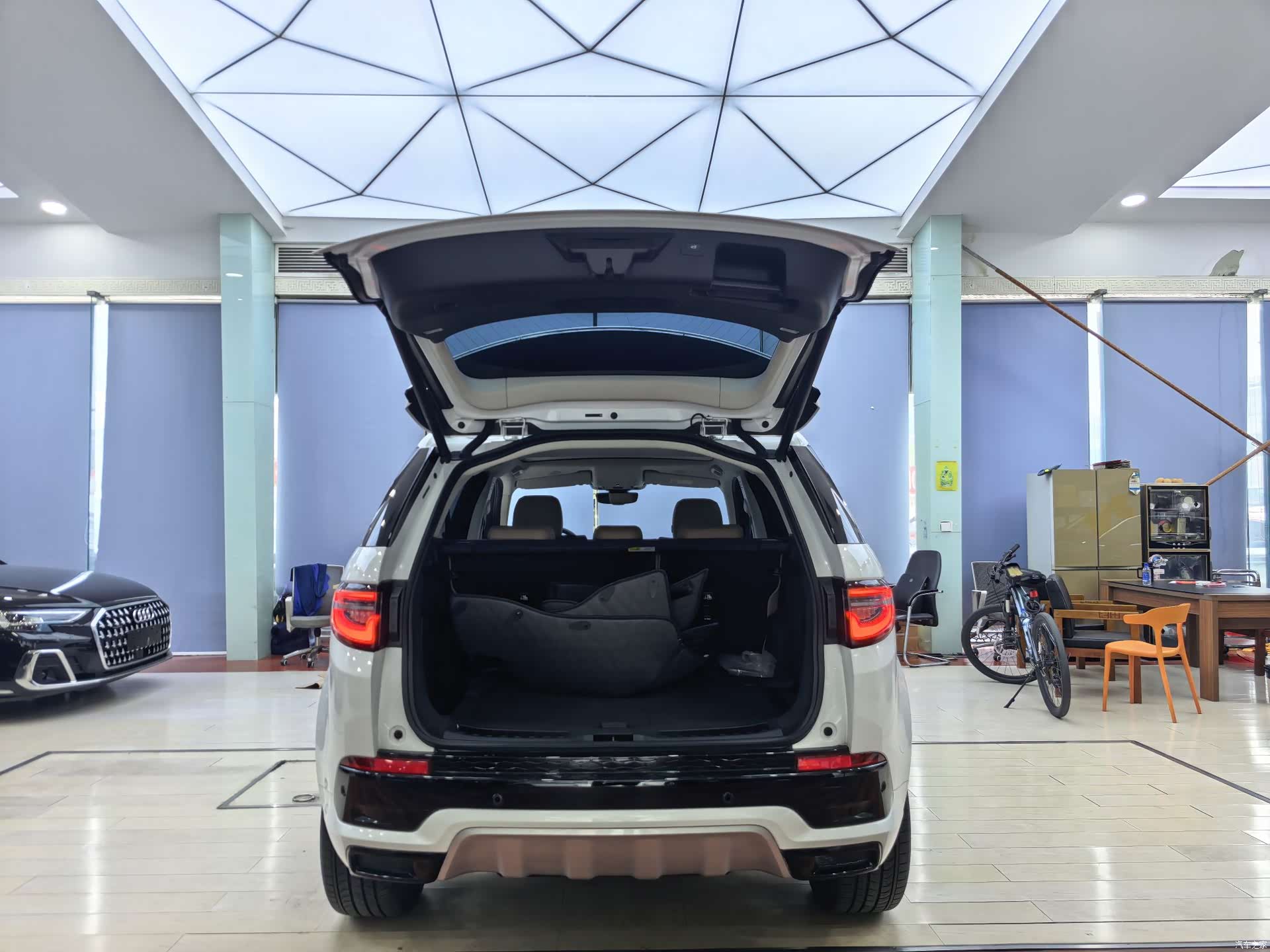 Land Rover Discovery, 2025 10