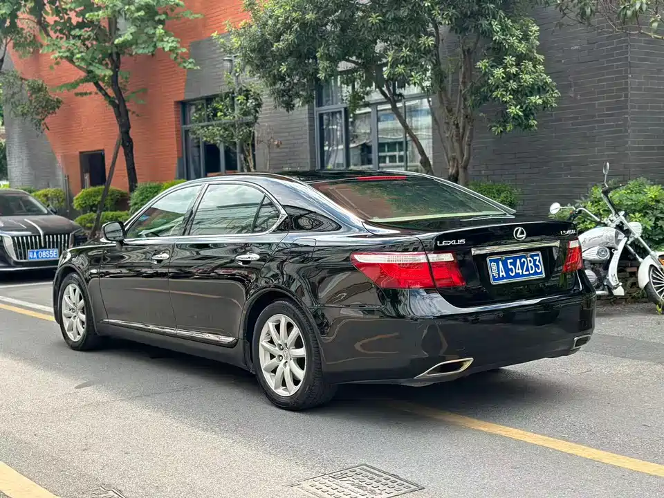 Lexus LS