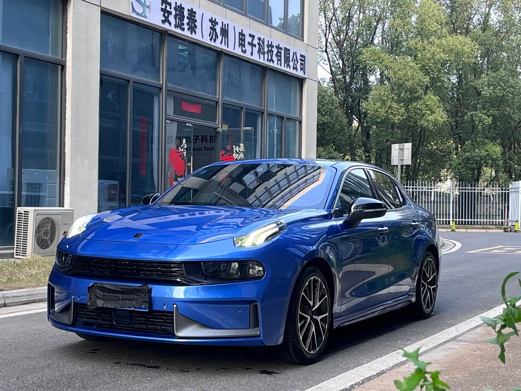 Lynk & Co 03