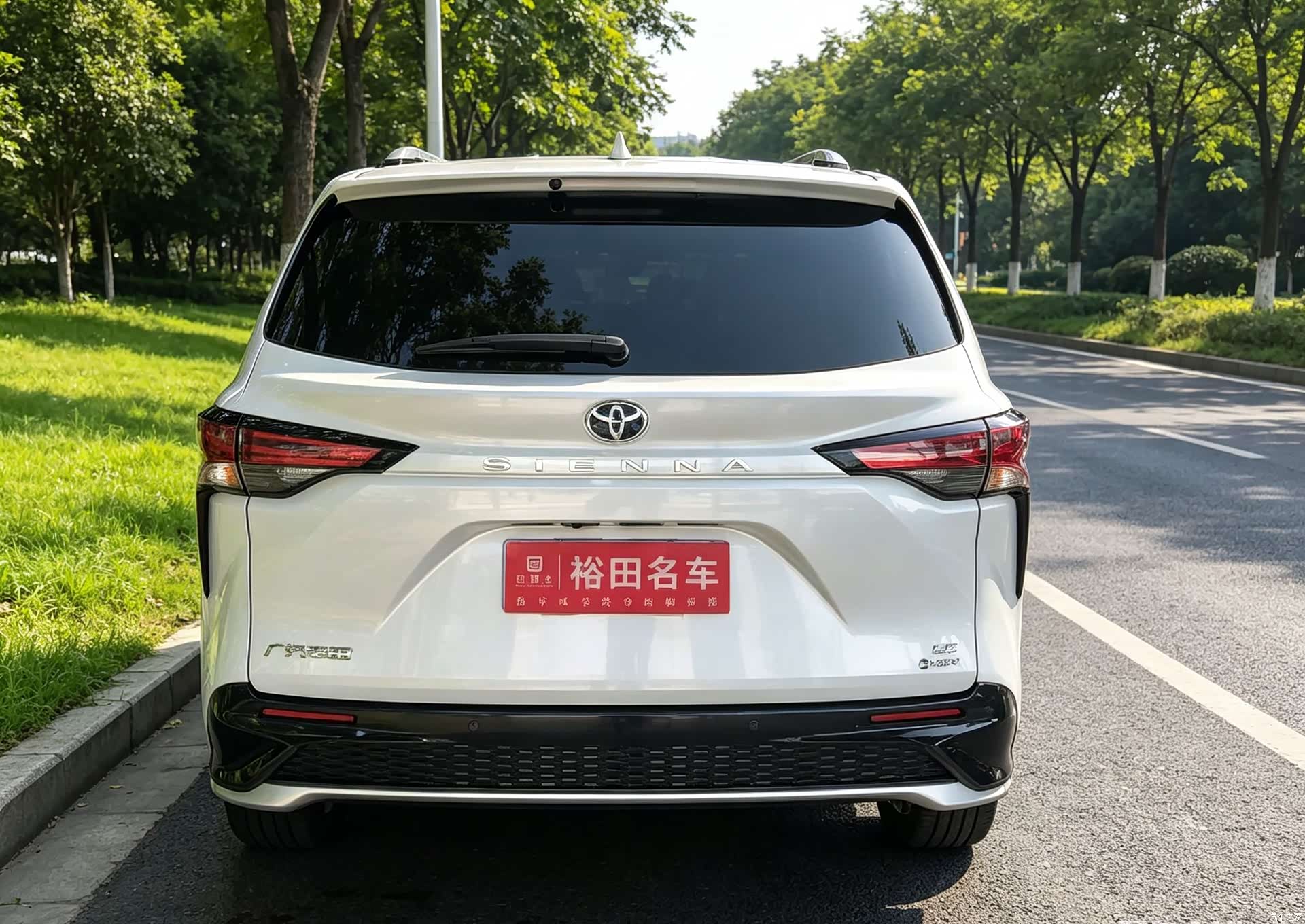 Toyota Sienna, 2025 4