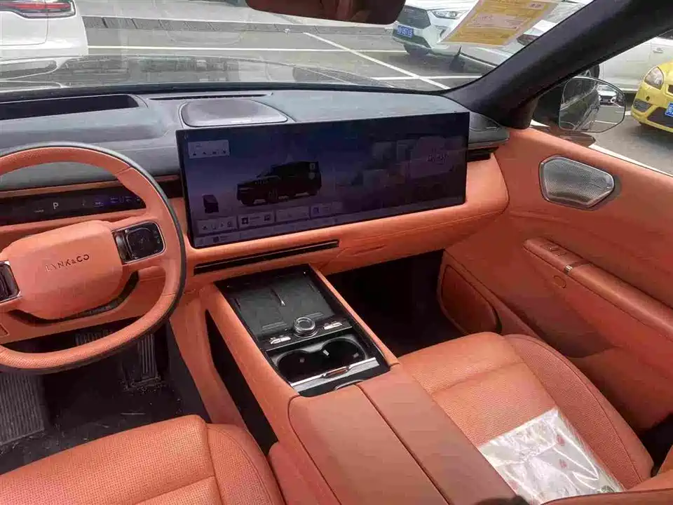 Lynk & Co 900