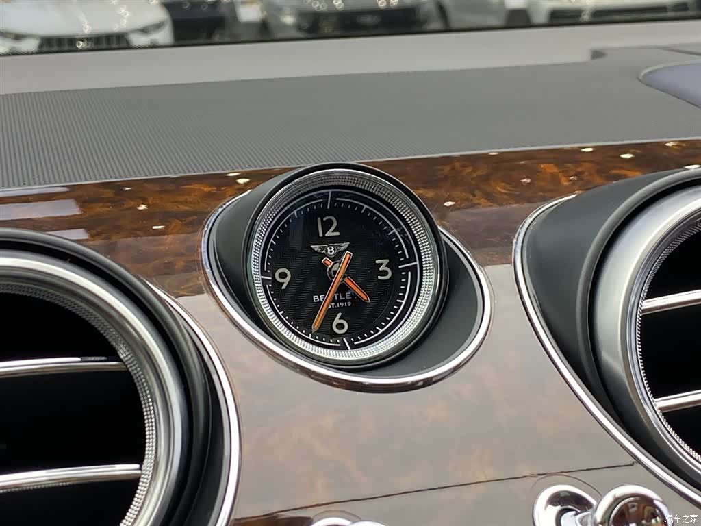 Bentley Bentayga, 2018 27