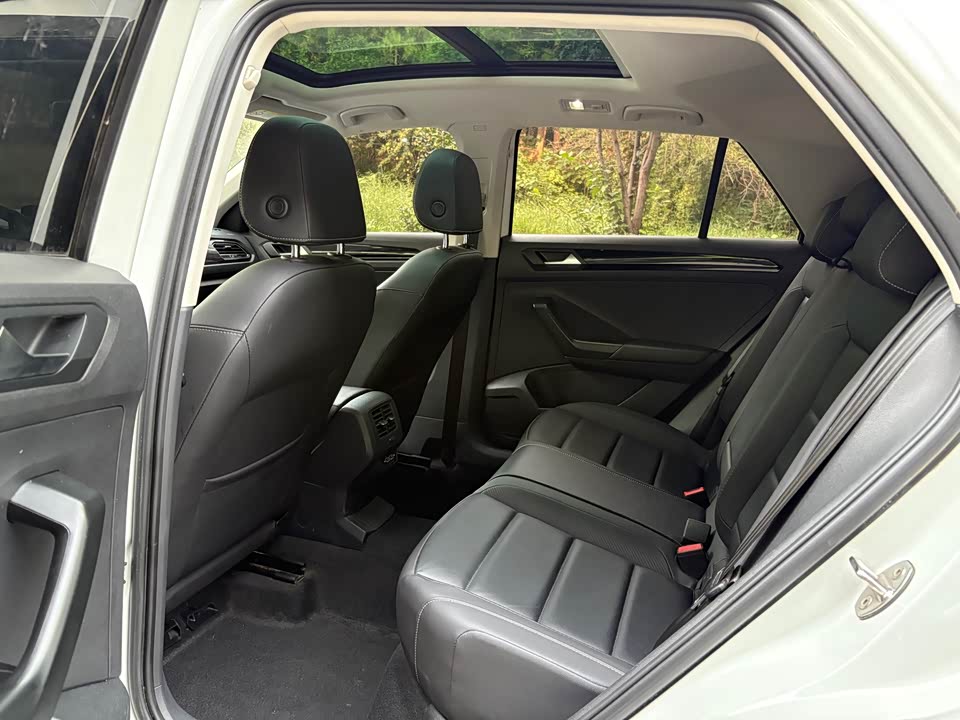 Volkswagen T-ROC exploring Songs