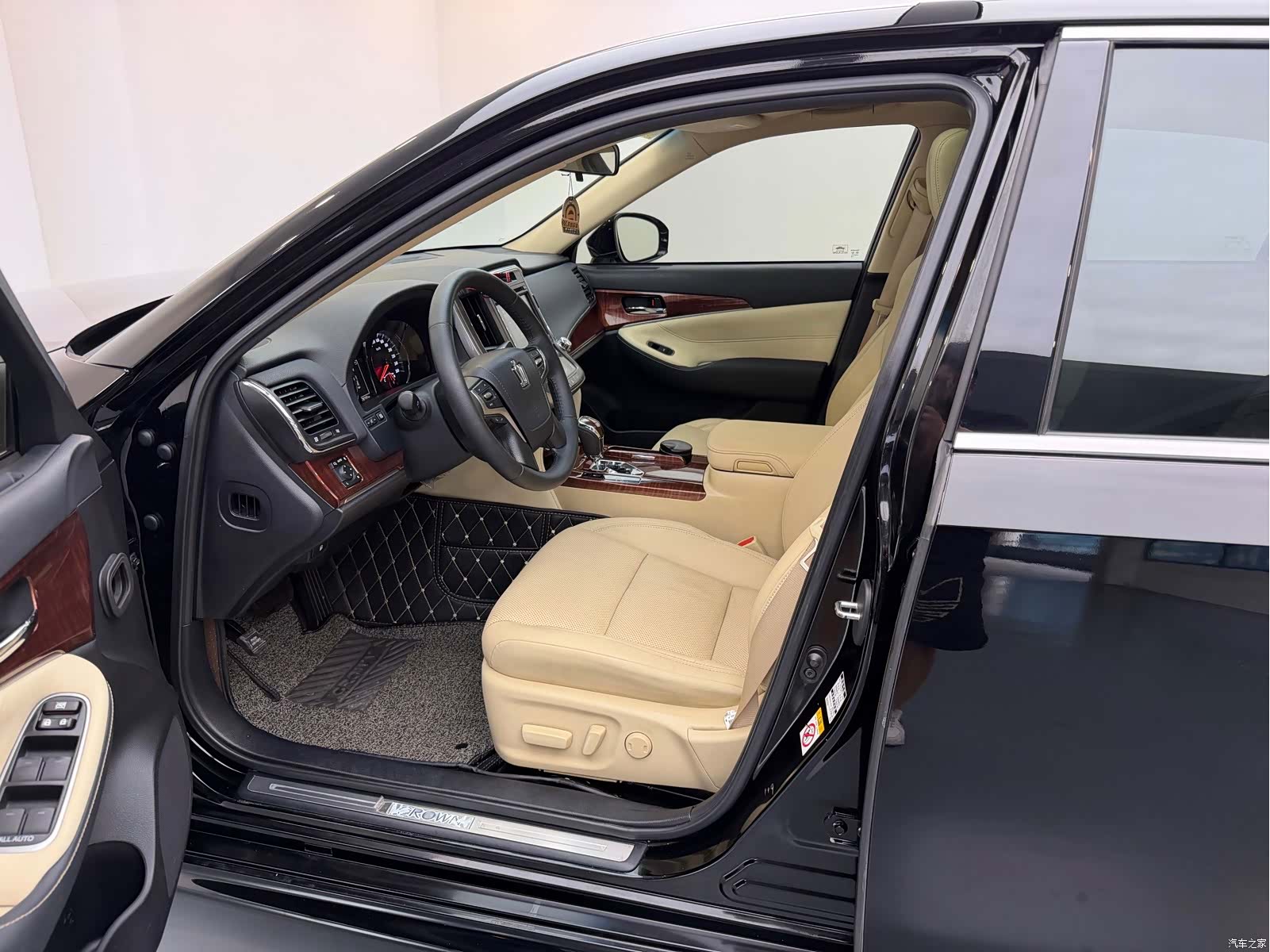 Toyota Crown, 2016 12