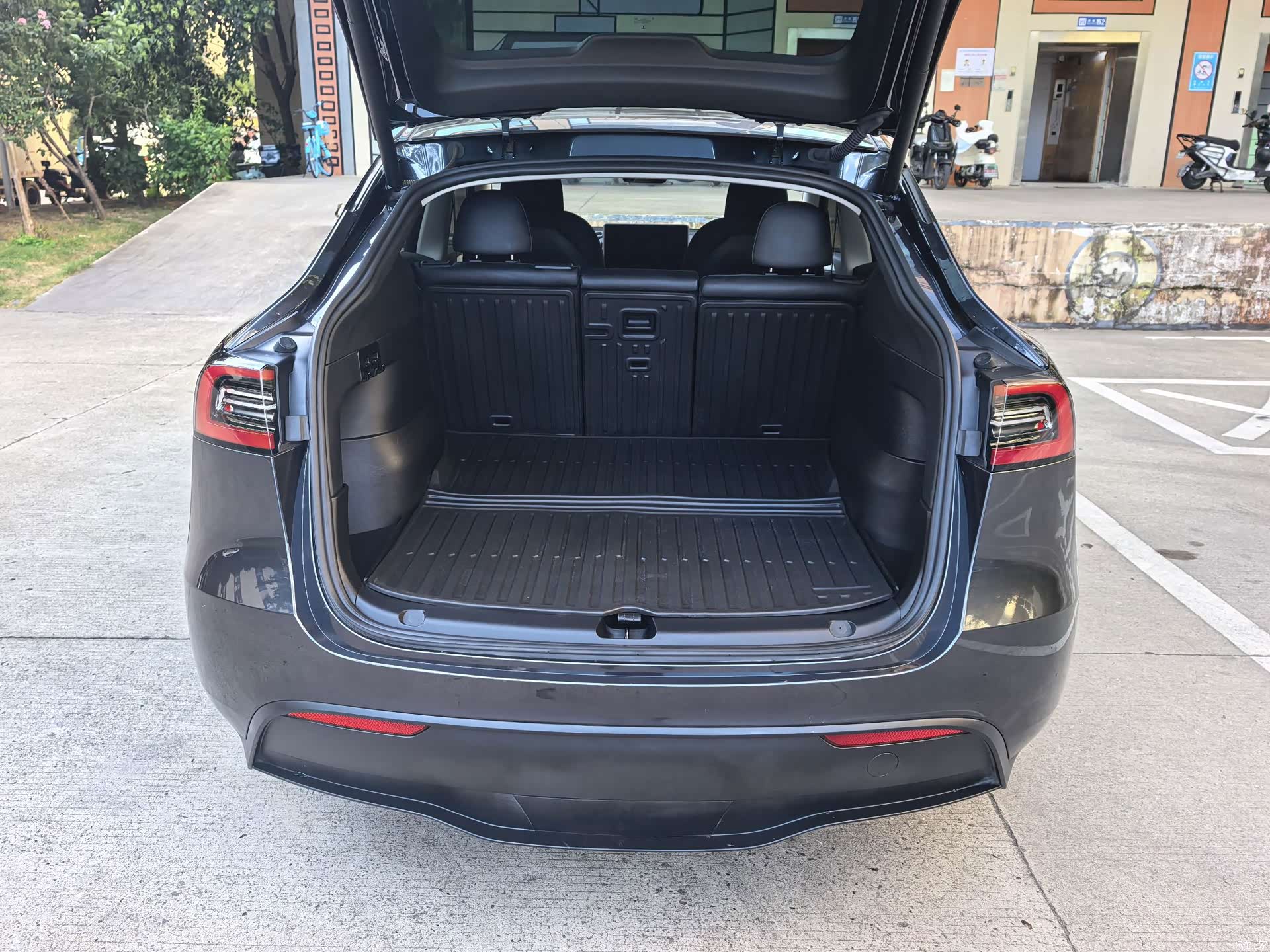 Tesla Model Y, 2024 18