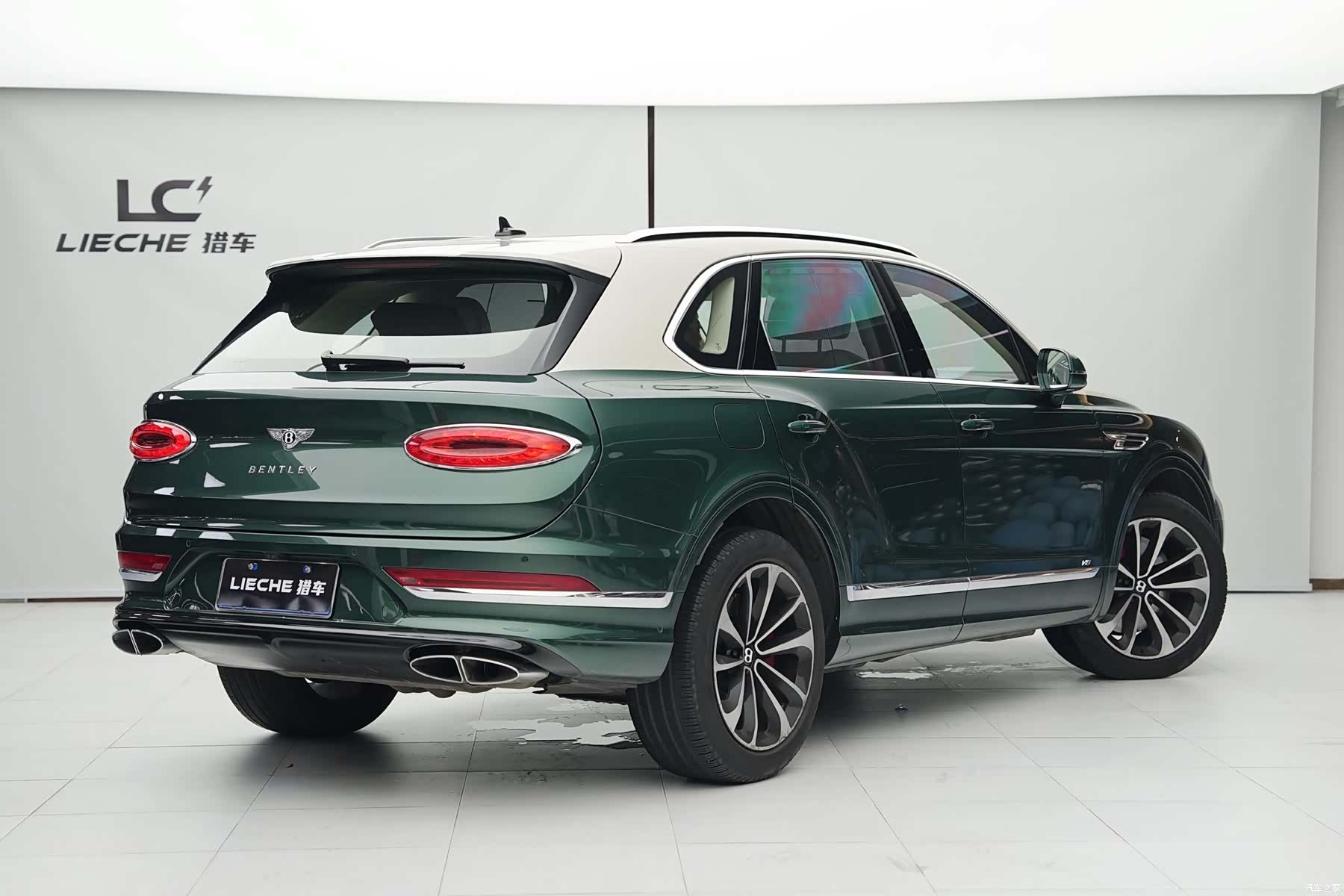 Bentley Bentayga, 2021 12