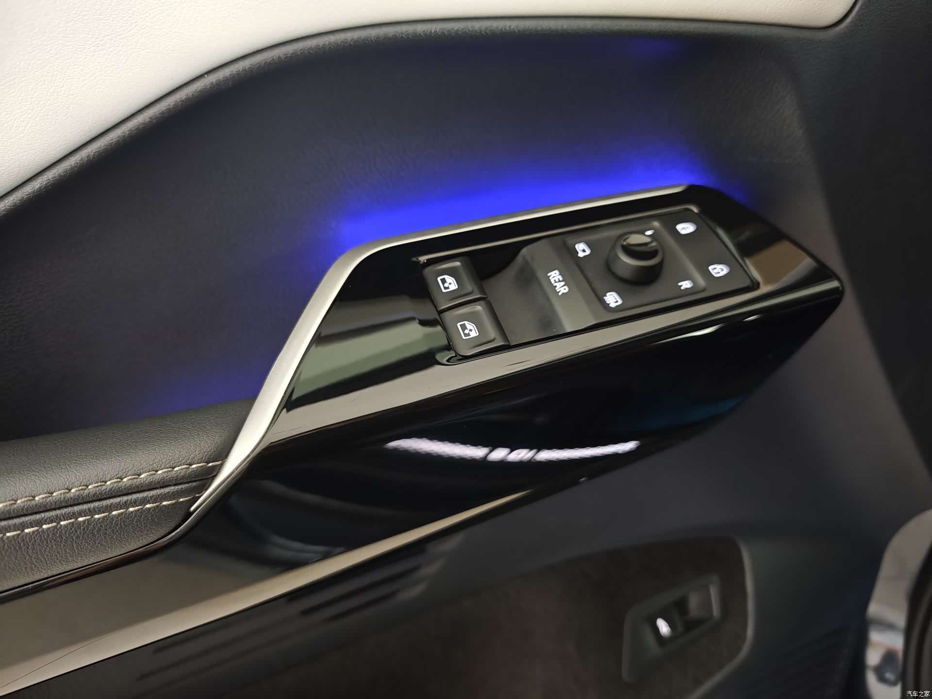 Volkswagen ID.6, 2025 11